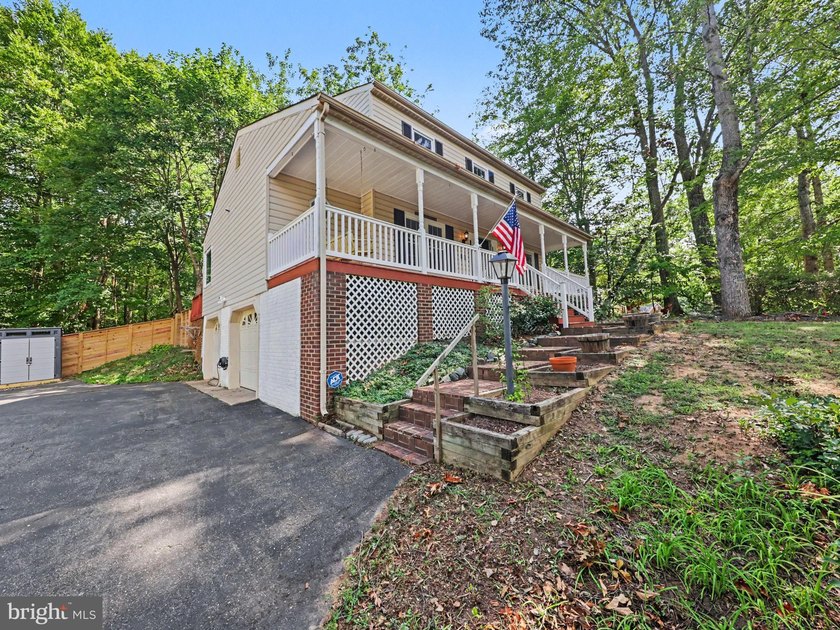 Move-In Ready 3BR, 2 Full &amp; 2 Half Bath, Three-Level Colonial on - photo 3