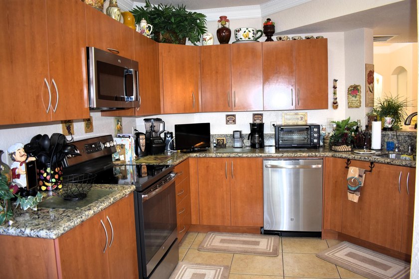 Great 3 Bedroom Corner Unit with 2 Car Garage at The Belmont! - photo 5