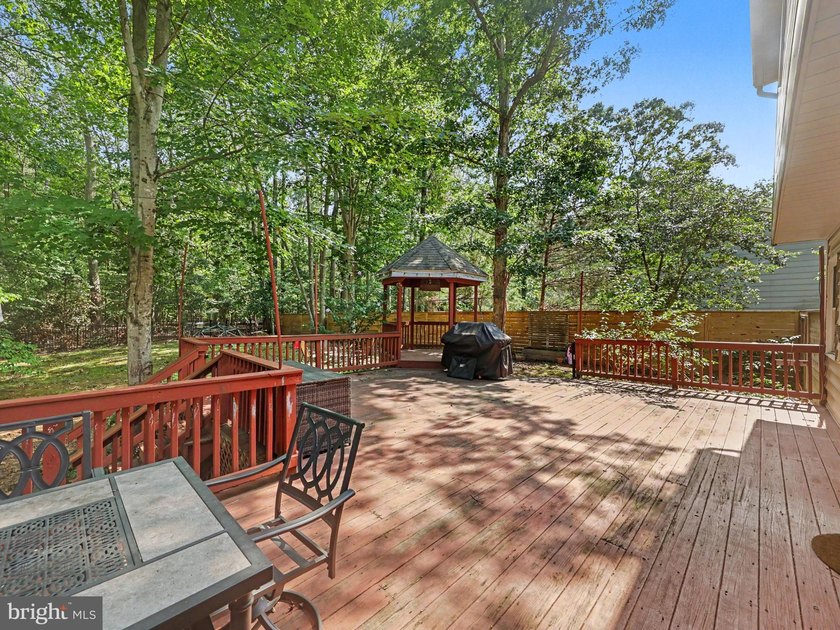 Move-In Ready 3BR, 2 Full &amp; 2 Half Bath, Three-Level Colonial on - photo 8
