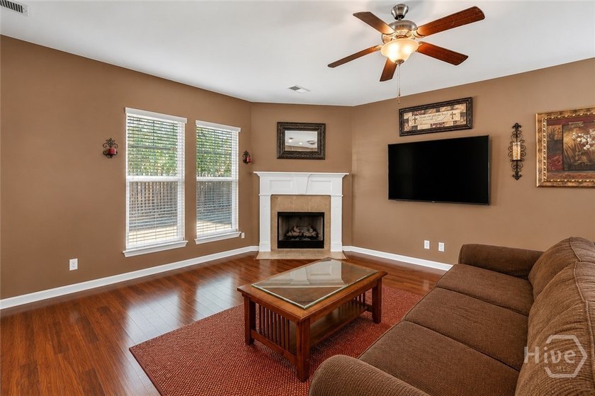 Thoughtfully designed 3 bedroom, 2.5 bath home with a flexible - photo 5