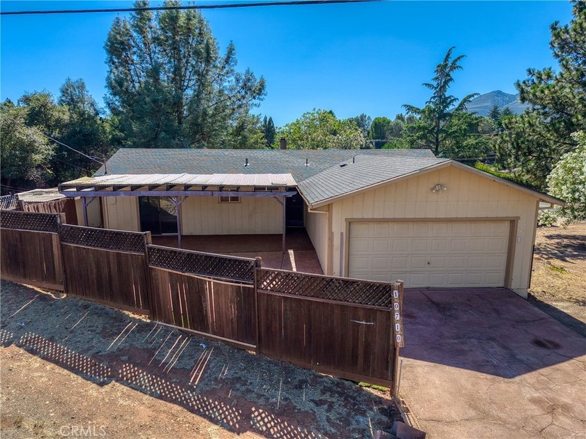 Hello NEW Roof ! Cute house, large lot, lots of parking, garage - photo 2