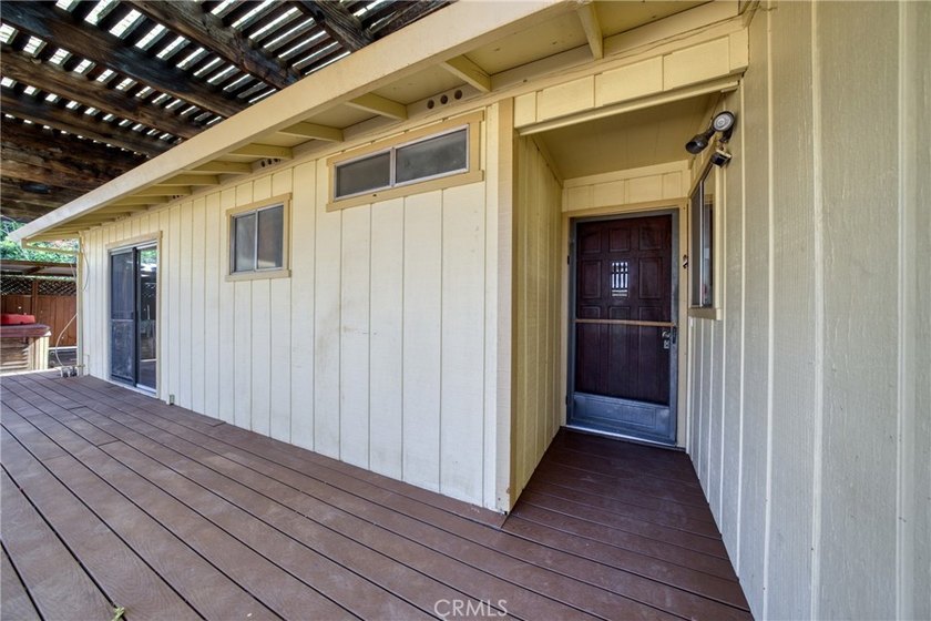 Hello NEW Roof ! Cute house, large lot, lots of parking, garage - photo 4