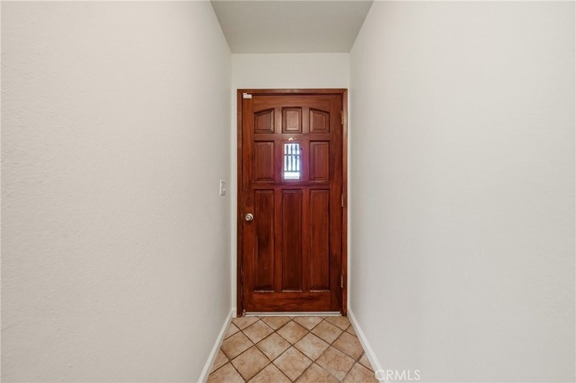 Hello NEW Roof ! Cute house, large lot, lots of parking, garage - photo 5