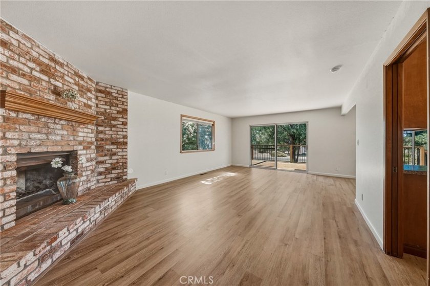 Hello NEW Roof ! Cute house, large lot, lots of parking, garage - photo 7