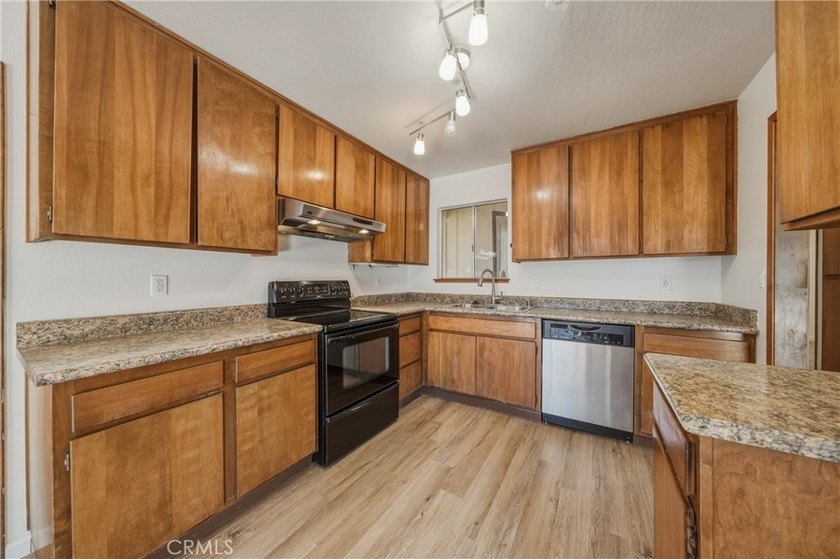 Hello NEW Roof ! Cute house, large lot, lots of parking, garage - photo 10