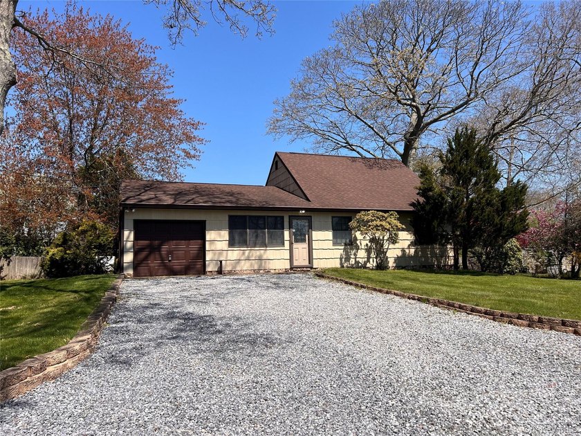 Charming Farm Ranch in the Heart of Hampton Bays Nestled on a - photo 16