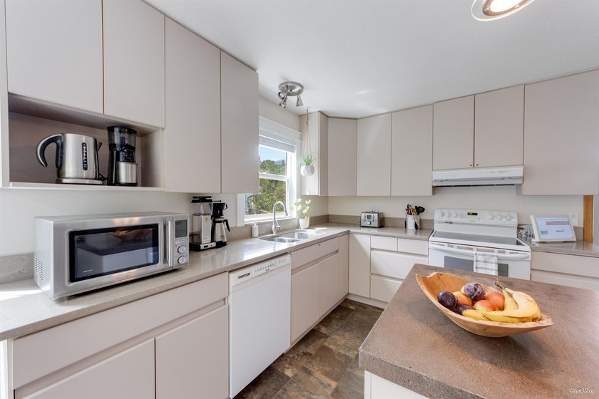 Welcome to this immaculate Valleycliffe home backing onto - photo 12