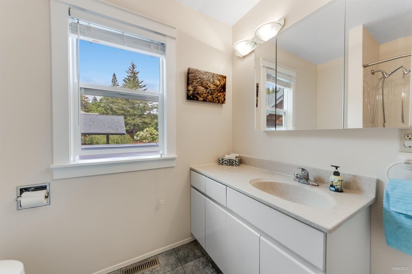 Welcome to this immaculate Valleycliffe home backing onto - photo 25