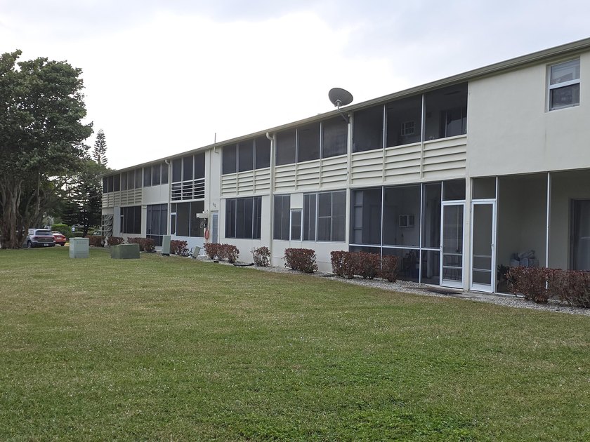 Well-maintained 1-bedroom, 1.5-bath residence featuring granite - photo 31