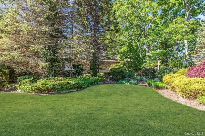 Custom 3 bedroom, 1.5 bath Colonial in the heart of Sayville! - photo 2