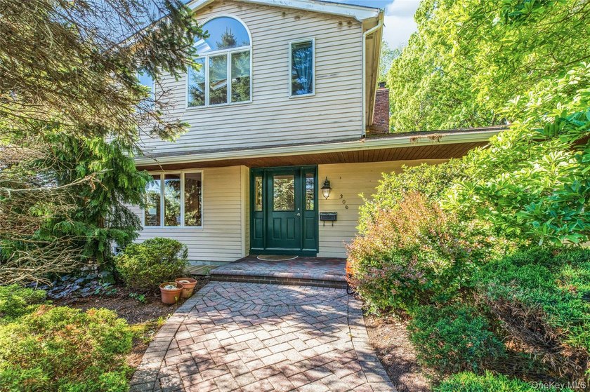 Custom 3 bedroom, 1.5 bath Colonial in the heart of Sayville! - photo 3