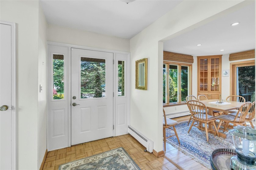 Custom 3 bedroom, 1.5 bath Colonial in the heart of Sayville! - photo 4