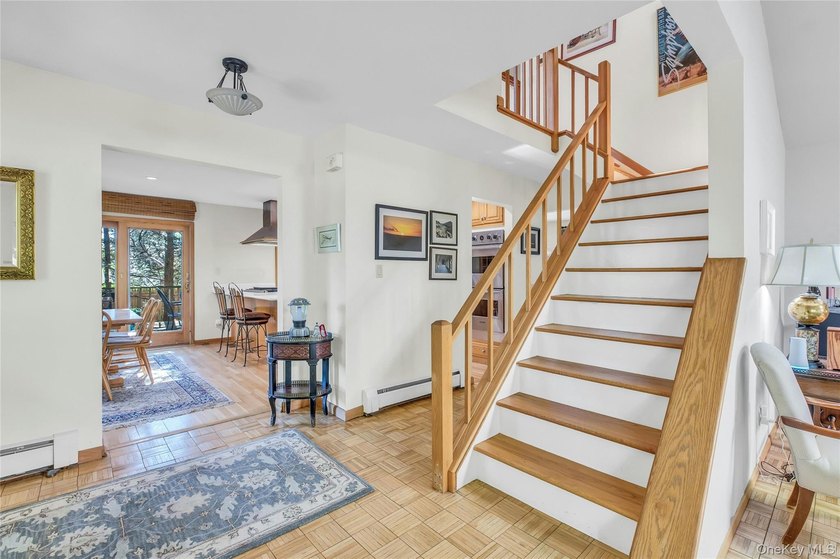 Custom 3 bedroom, 1.5 bath Colonial in the heart of Sayville! - photo 5