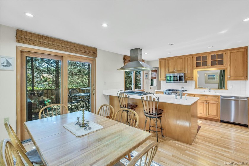 Custom 3 bedroom, 1.5 bath Colonial in the heart of Sayville! - photo 7