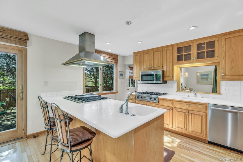 Custom 3 bedroom, 1.5 bath Colonial in the heart of Sayville! - photo 8