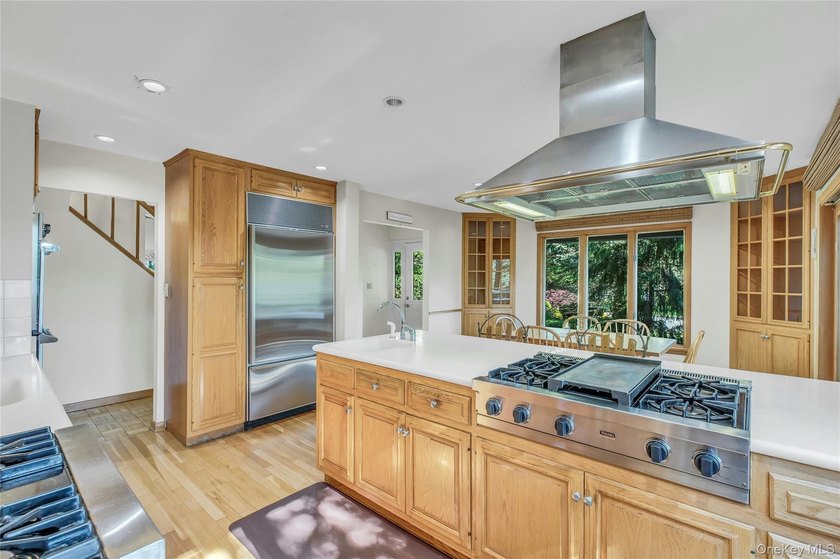 Custom 3 bedroom, 1.5 bath Colonial in the heart of Sayville! - photo 9