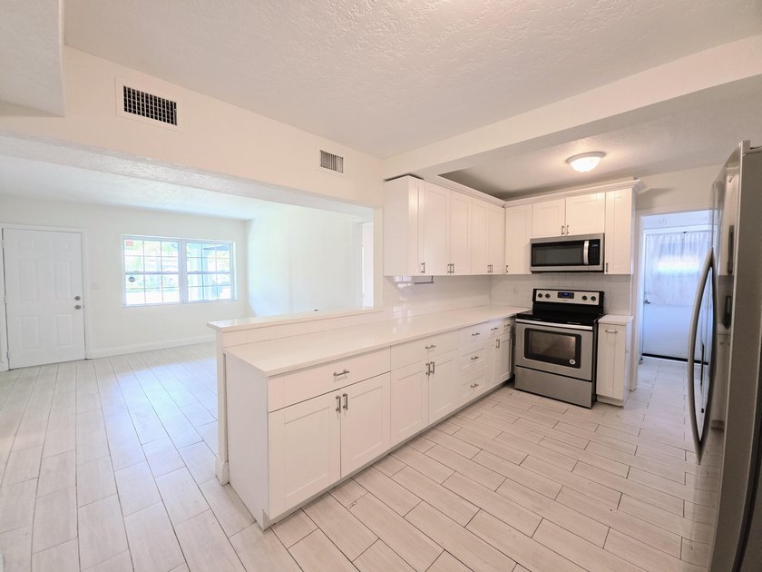 Welcome to this charming 3/2 detached residence in the Progresso - photo 3