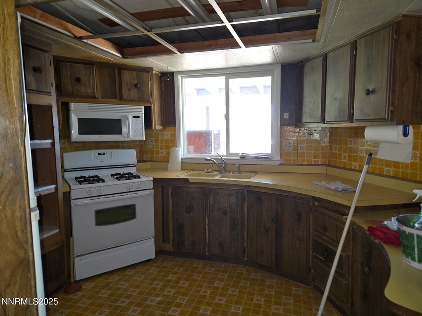 Enjoy the peace and quiet of Topaz Ranch Estate living. This - photo 8
