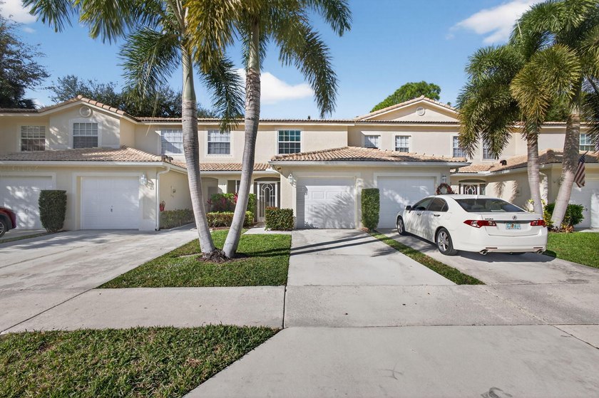 Beautifully updated coastal living just minutes from the ocean - photo 2