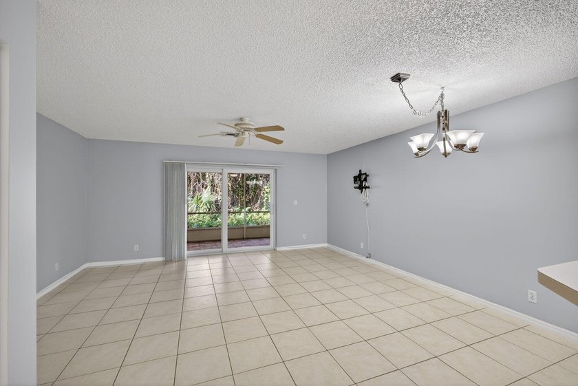 Beautifully updated coastal living just minutes from the ocean - photo 4