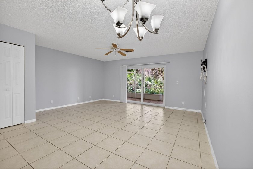Beautifully updated coastal living just minutes from the ocean - photo 5
