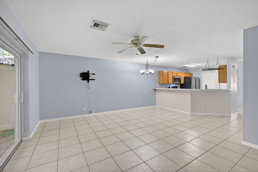 Beautifully updated coastal living just minutes from the ocean - photo 8