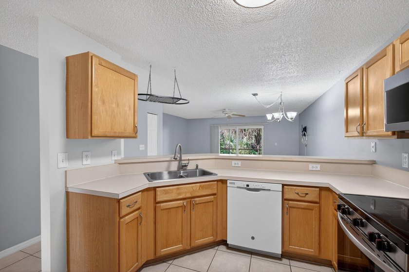 Beautifully updated coastal living just minutes from the ocean - photo 9