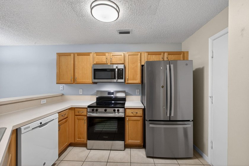 Beautifully updated coastal living just minutes from the ocean - photo 10