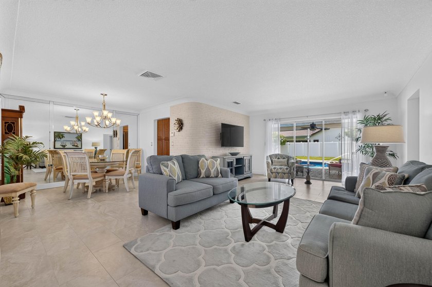 Experience Spectacular Florida living in this beautifully - photo 5