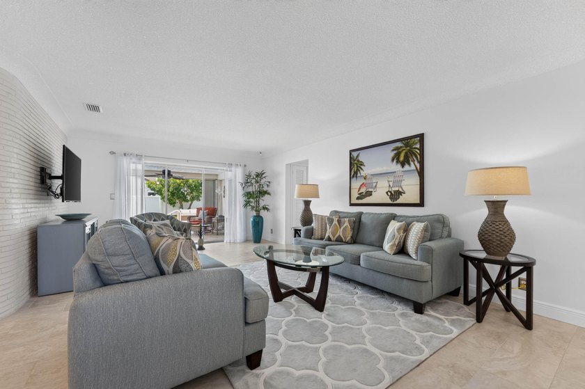 Experience Spectacular Florida living in this beautifully - photo 7