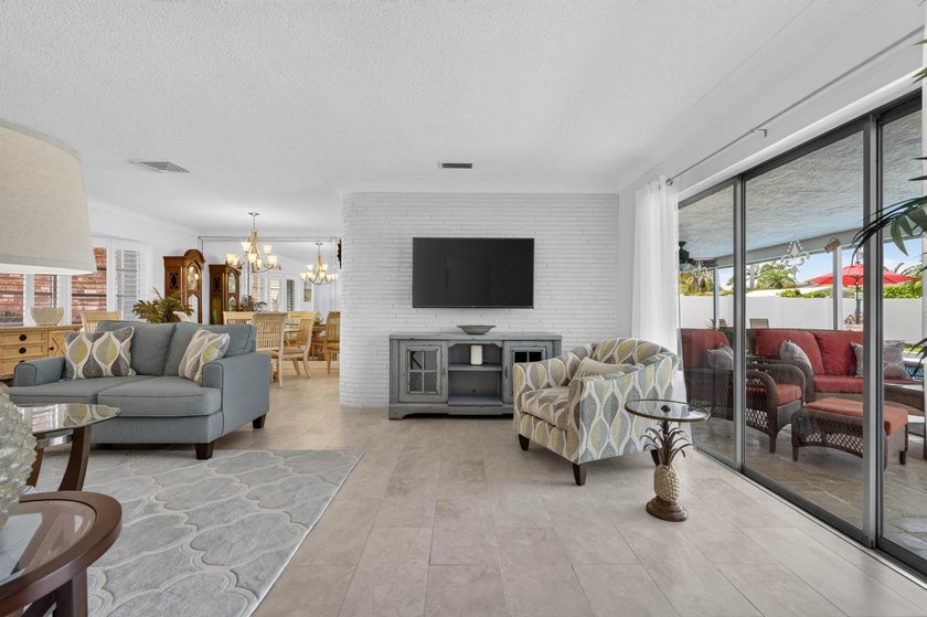 Experience Spectacular Florida living in this beautifully - photo 8