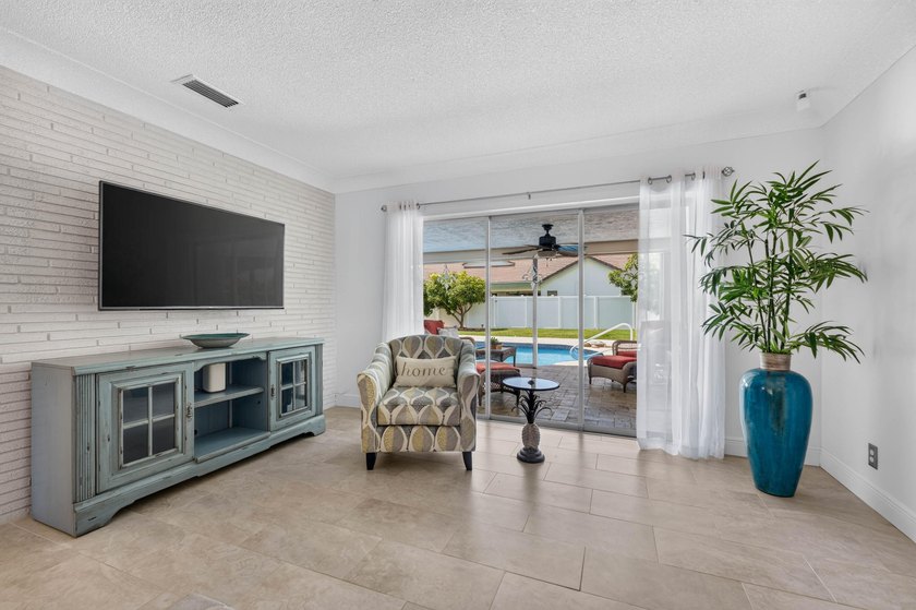 Experience Spectacular Florida living in this beautifully - photo 9