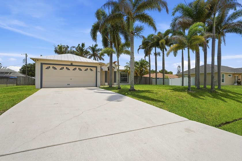 This charming single-story home in the heart of Port St. Lucie - photo 2