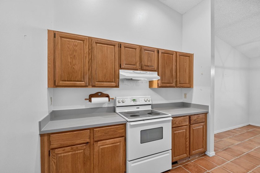 Priced to Sell! Don't miss this fantastic opportunity to own a - photo 9