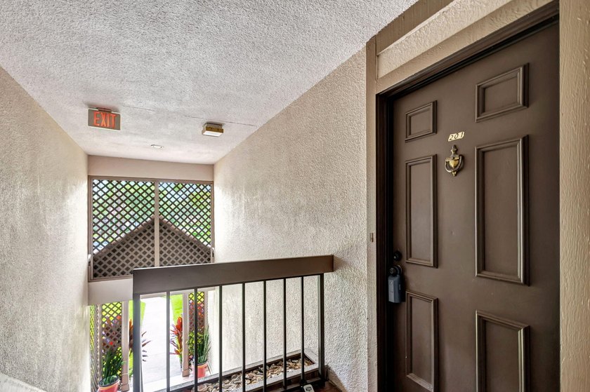 Darling upgraded open-floor plan 2B 2B plus Florida Room condo - photo 3