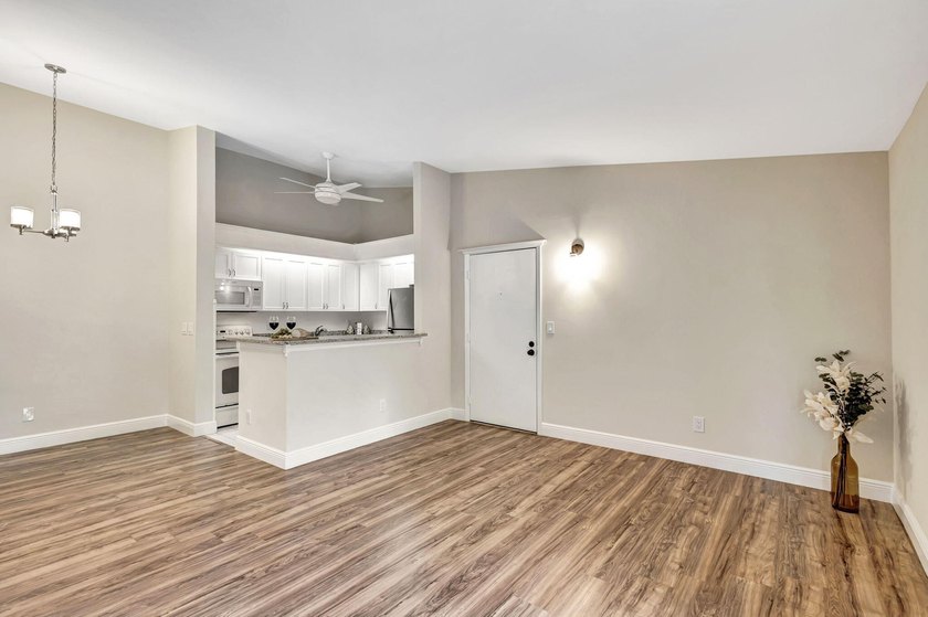 Darling upgraded open-floor plan 2B 2B plus Florida Room condo - photo 4