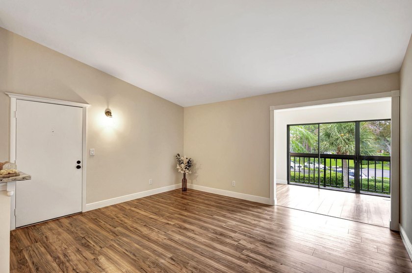 Darling upgraded open-floor plan 2B 2B plus Florida Room condo - photo 5