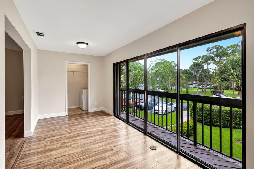 Darling upgraded open-floor plan 2B 2B plus Florida Room condo - photo 8