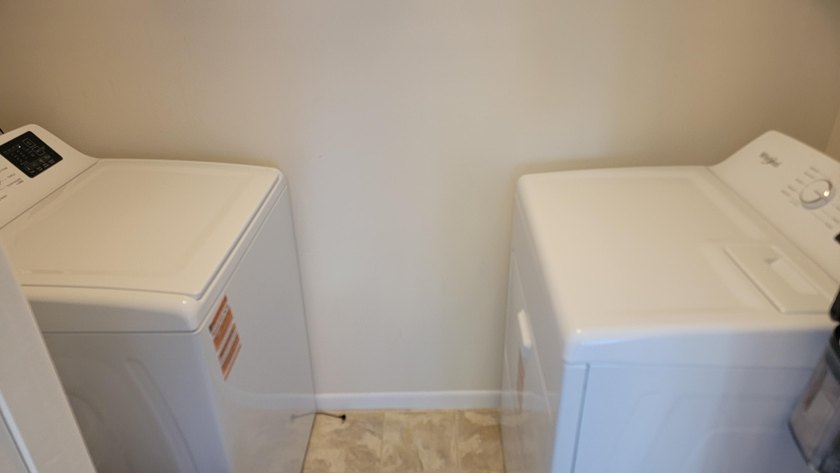 Darling upgraded open-floor plan 2B 2B plus Florida Room condo - photo 9