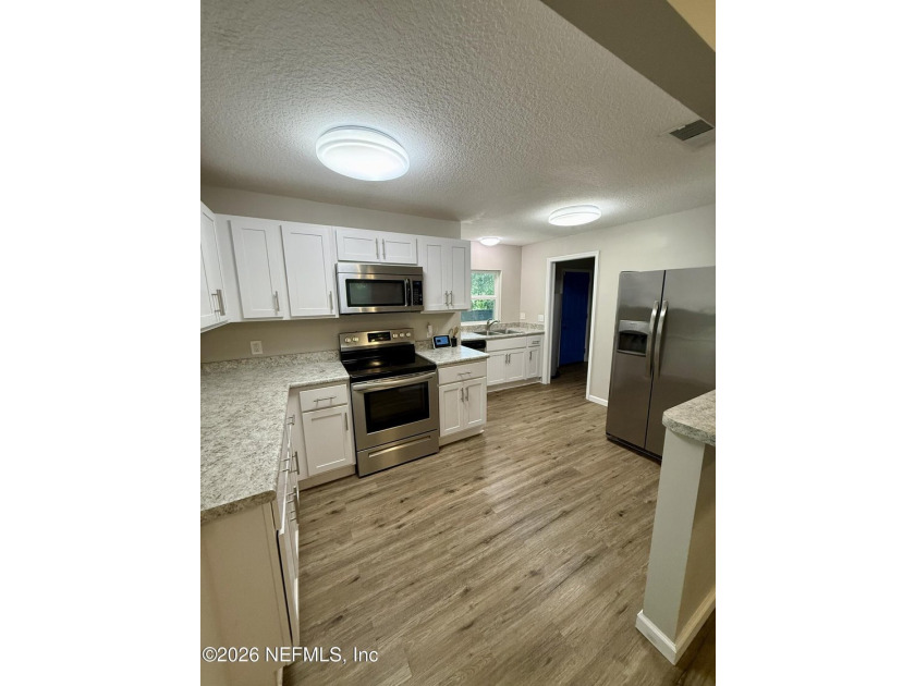 Charming three bedroom/two full bath located in the desirable - photo 2