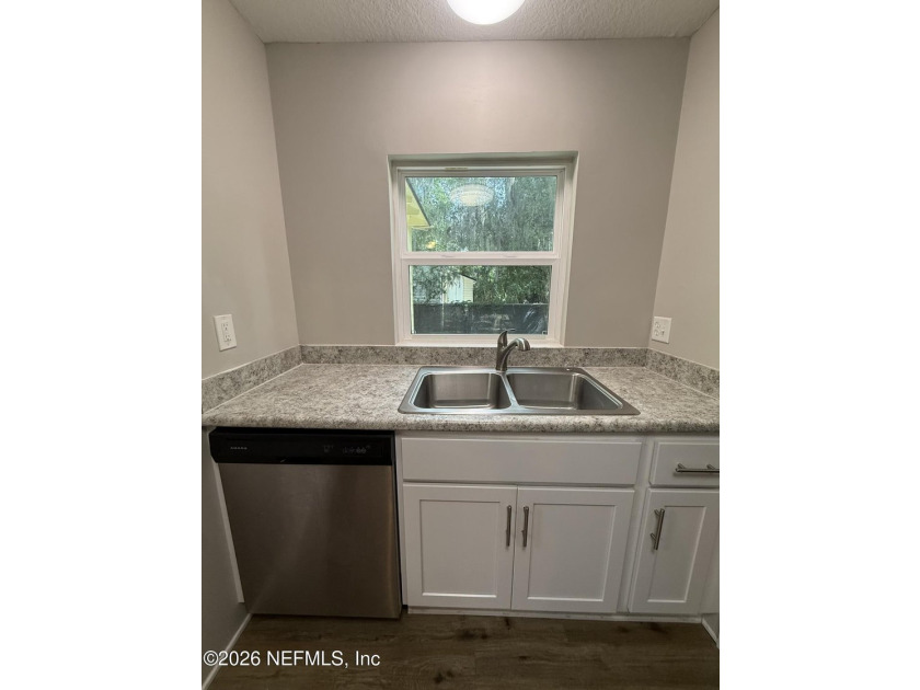 Charming three bedroom/two full bath located in the desirable - photo 3
