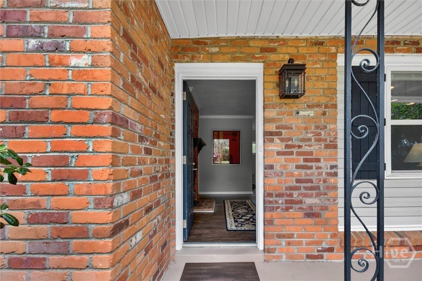 Welcome to this beautifully renovated 3-bedroom, 1-bath ranch - photo 4