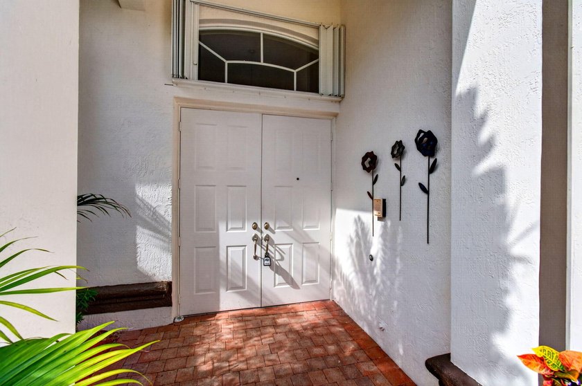 Welcome to this charming 3-bedroom, 2.5-bathroom single-story - photo 2