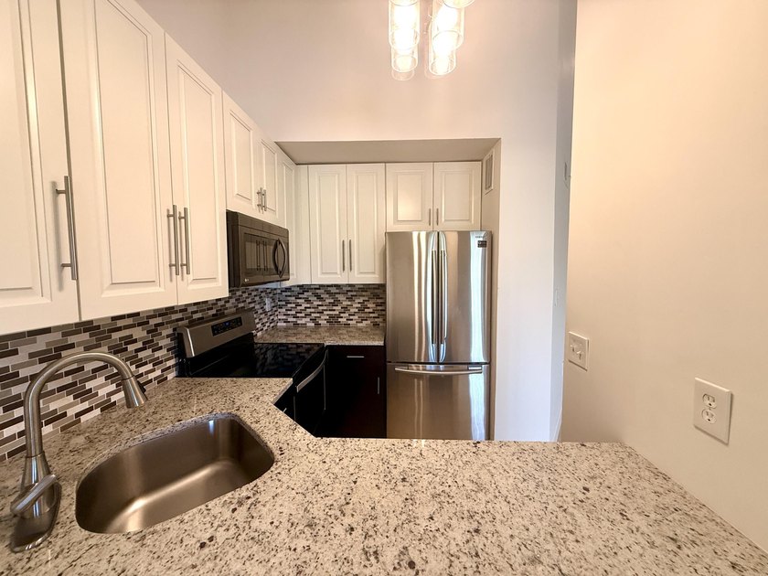 Move right into this beautifully updated 2-bedroom, 2-bathroom - photo 10