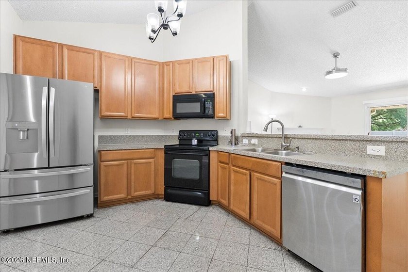 Welcome to this beautifully maintained 4-bedroom, 2-bath - photo 8