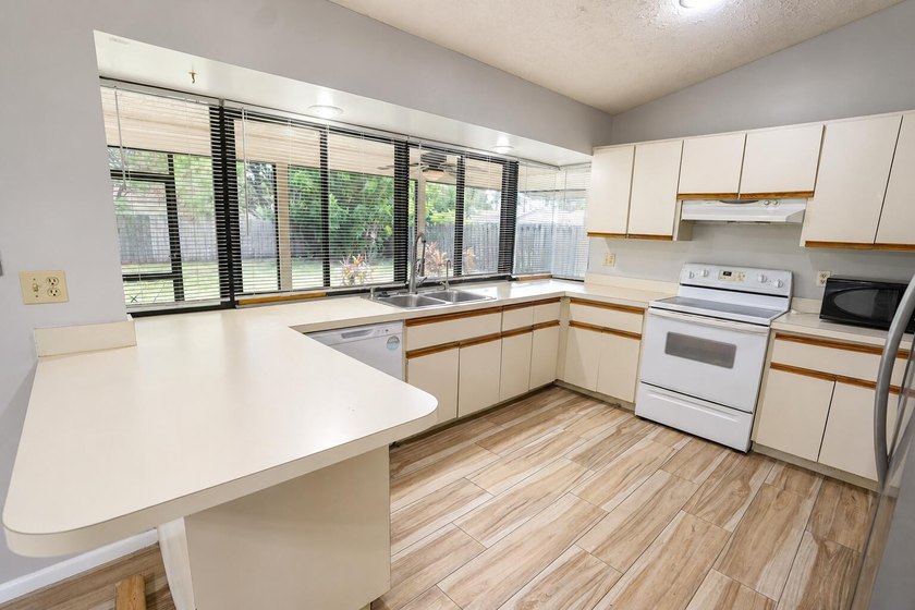 Beautifully Updated 3 Bedroom, 2 Bath home Located in the heart - photo 9