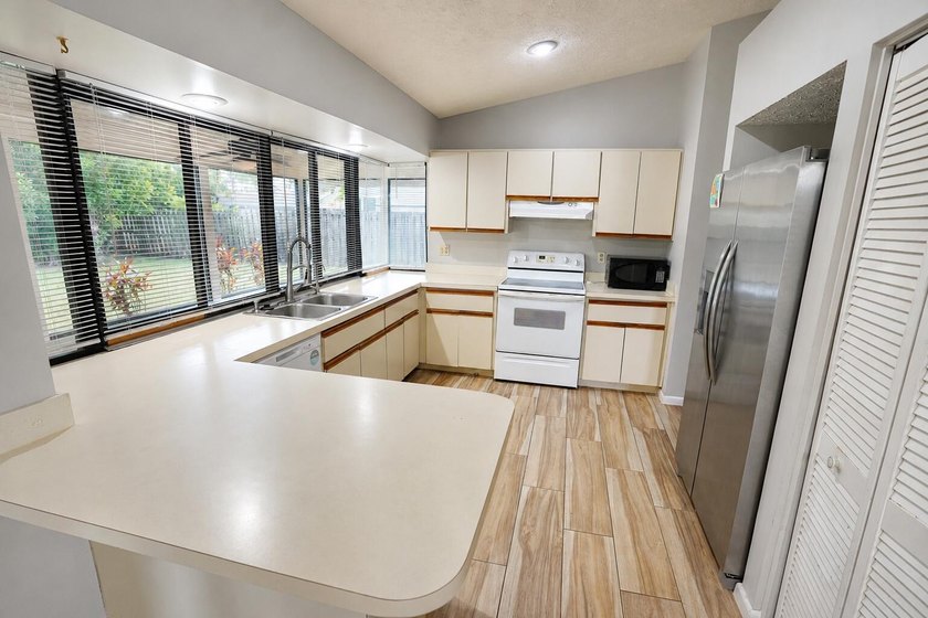 Beautifully Updated 3 Bedroom, 2 Bath home Located in the heart - photo 10