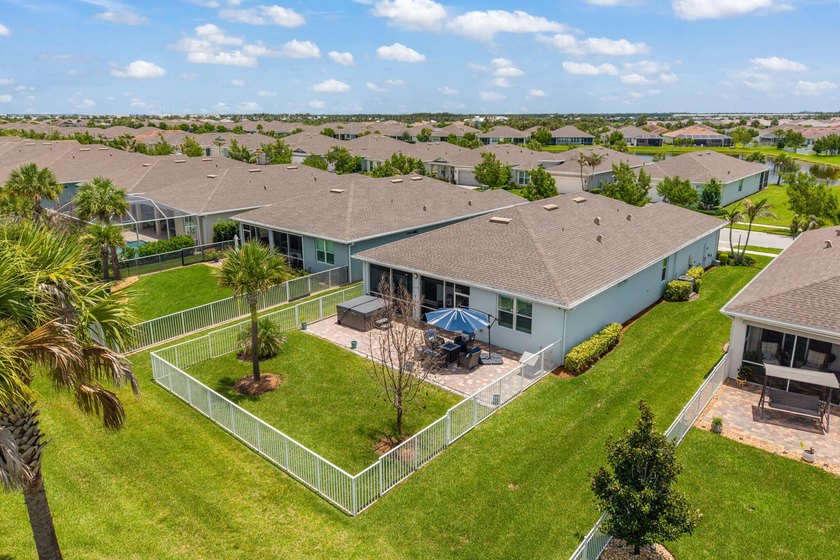 Better Than New! Welcome to this exceptional 4-bedroom Mystique - photo 3