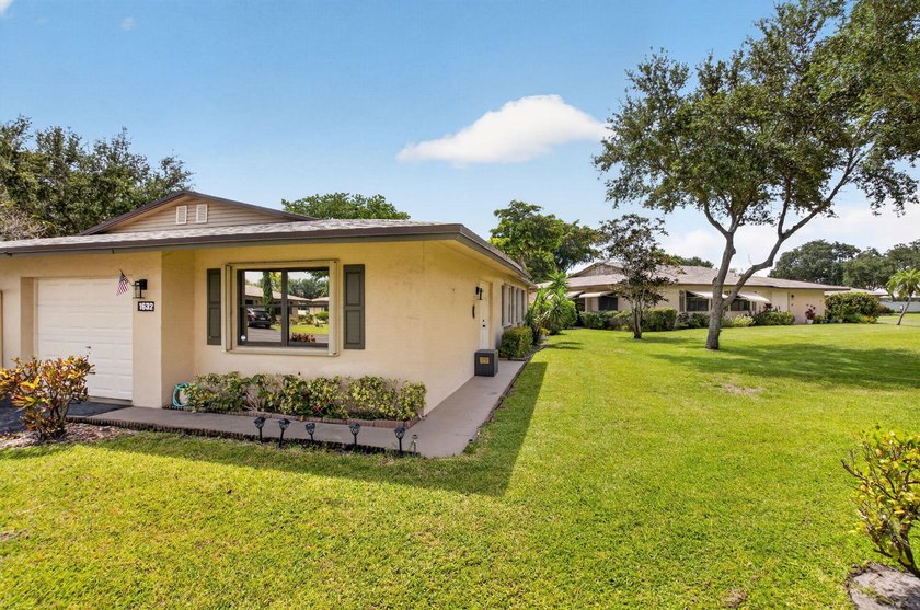 This charming 2 bedroom, 2 bathroom villa offers comfortable - photo 2