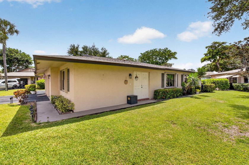 This charming 2 bedroom, 2 bathroom villa offers comfortable - photo 3